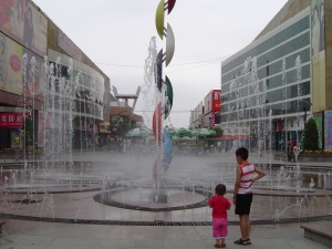 The central fountains of the Jinchang City business walking center