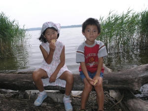 Yanmei and Daji resting during a walk around a local lake