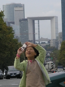 Yanmei taking a picture of the Ard de Triomphe