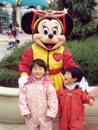 Yanmei and Daji, with Minnie, Paris, March 2004