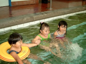 Yanmei, Melanie and Cecilie in the pool