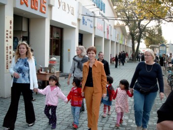 Helle, Lene, Dorthe and Conny with their respective children, Melanie, yanmei, Caroline and Cecilie