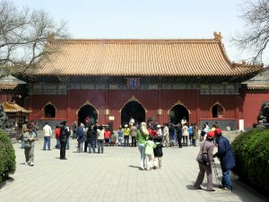 The Hall of Celstial Kings. The two people to the right had just seen Lene, Yanmei and Daji walk by and swung around to starte after them!