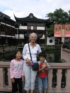 Lene, Yanmei and Daji on the Bridge of Nine Turnings