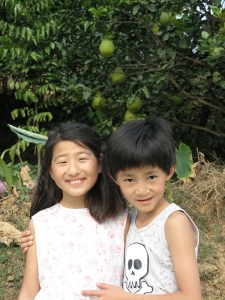 Yanmei and Daji in front of some smaller pomelo's