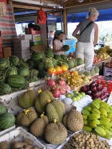 Lene and Yanmei buy fruit