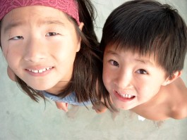 Yanmei and Daji on the beach, October 2004